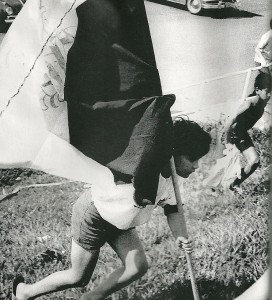 torcedor carrega a bandeira 272x300 - Atl&eacute;tico x Gr&ecirc;mio Prudente