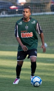 Leandro chuteira rosa 178x300 - Paranaenses - Advers&aacute;rios e fregueses