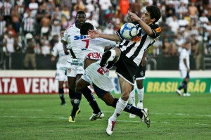 berola disputando 300x199 - Camisa doze em campo