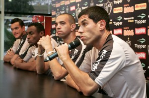 coletiva em close 300x199 - Um jogo contra a aceita&ccedil;&atilde;o