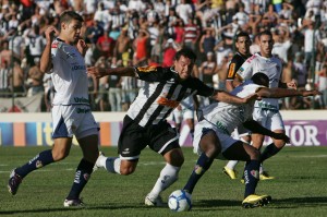 daniel carvalho disputando 300x199 - Camisa doze em campo