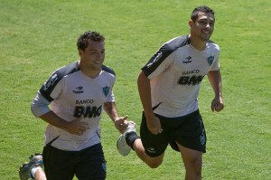 daniel carvalho e diego souza1 300x199 - Um jogo contra a aceita&ccedil;&atilde;o