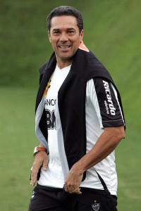 luxa cidade do galo1 200x300 - Cear&aacute; 0x0 Atl&eacute;tico - "T&aacute; tudo errado!"