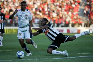 obina caindo 300x199 - Camisa doze em campo