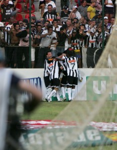 time comemorando x prudente 233x300 - Camisa doze em campo