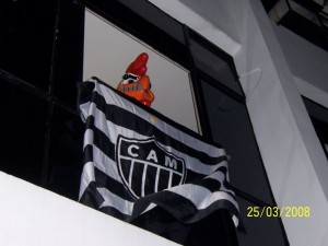 Galo na Janela 300x225 - Que venham as outras "santas"