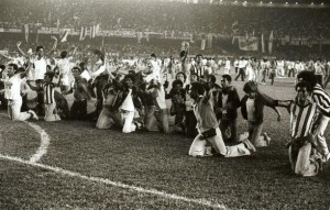 de joelhos 300x191 - Uma massa para todas as ra&ccedil;as