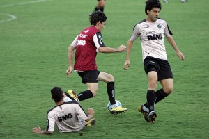 dividida treino 300x200 - Ei, Corinthians, vim lhe cobrar