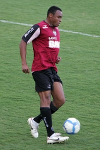 obina treinando antes fluminense 200x300 - Ei, Corinthians, vim lhe cobrar