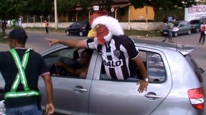 201010301511432 300x168 - Uma torcida que nunca para de cantar