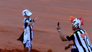 201010301515371 300x168 - Uma torcida que nunca para de cantar