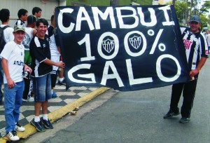 3 com a Bandeira 300x204 - Galo em Fam&iacute;lia - Atl&eacute;tico pela primeira vez