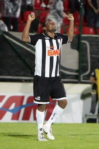 obina gol chuva 199x300 - Uma torcida que nunca para de cantar