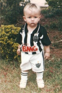 OgAAACByK8aLyzkaKJ39FW0Z4jGYwHAYWTtbBNU4TnHfUQnvNuPAljWp2L6uzy VHqVkAgL1b0LdDesKFKvlyLq9yRYAm1T1U 199x300 - Galo em fam&iacute;lia - &Eacute; Natal