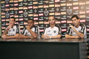 coletiva jogadores 300x199 - Retrospectiva 2010 &ndash; Setembro