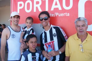 102 1670 300x200 - Galo em fam&iacute;lia - At&eacute; crian&ccedil;a sabe