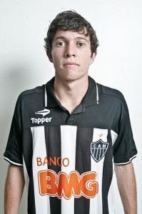 bernard oficial1 199x300 - Bernard - Prata da casa, menino de ouro