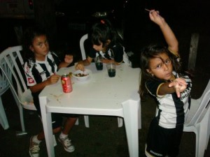 tomando coca 300x225 - Galo em Fam&iacute;lia - Cidade do Galo