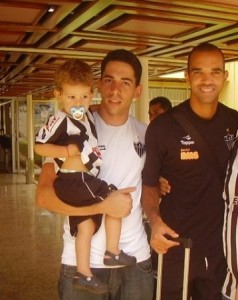 Galooo 238x300 - Galo em fam&iacute;lia &ndash; Onde est&aacute; meu &iacute;dolo? (&Eacute;der Aleixo)
