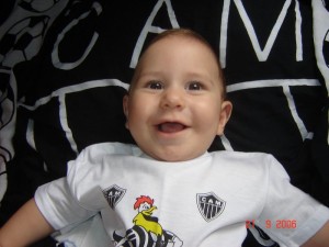OgAAAOyKRbwwL9Hsp F3Ch1Jbwevwh6zRjzG0Jg8CEq0 TPYDOlE gUReeapyBG 9Io frSM sIhwzHnxlRRU cwnWsAm1T1UKHl3ccsQqUiQKfY mPVow7Vkqqv 300x225 - Galo em fam&iacute;lia &ndash; Onde est&aacute; meu &iacute;dolo? (&Eacute;der Aleixo)