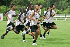 elenco em treino 300x199 - A chave para o t&iacute;tulo