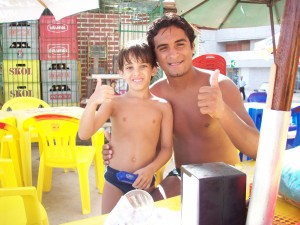 100 0680 300x225 - Galo em Fam&iacute;lia - Tino Marcos na Cidade do Galo