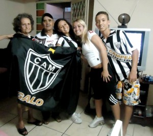 FAMILIA CANDIDO 300x268 - Galo em fam&iacute;lia &ndash; Onde est&aacute; meu &iacute;dolo? (Bui&atilde;o)