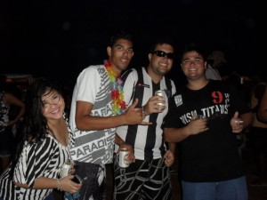 Galo com os brother 300x225 - Galo em Fam&iacute;lia - Tino Marcos na Cidade do Galo
