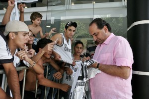 kalil autografando 300x200 - Os dois lados da moeda Kalil