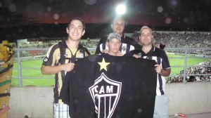 209734 108415762579038 100002318455117 92983 1581641 o 300x168 - Galo em Fam&iacute;lia - Paz