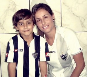 221620 130371587037254 100001932409602 213861 4990961 n 300x265 - Galo em Fam&iacute;lia - Galo Doido visita hospital da Baleia