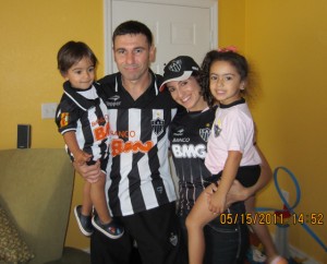 IMG 0583 300x242 - Galo em Fam&iacute;lia - Galo Doido visita hospital da Baleia