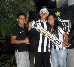 galo final 300x273 - Galo em Fam&iacute;lia - Galo Doido visita hospital da Baleia