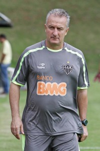 Dorival camisa cinza bruno cantini 199x300 - Resultado das enquetes &ndash; Kalil, uniformes e Brasileiro