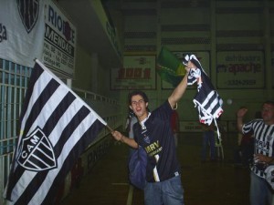 tpg galo x marias segurando a bandeira 300x225 - Nascido em ber&ccedil;o azul, com a alma alvinegra
