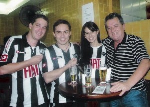 263002 173171939415759 100001688635316 444807 7665536 n 300x213 - Galo em Fam&iacute;lia - Galo Doido visita lar dos idosos