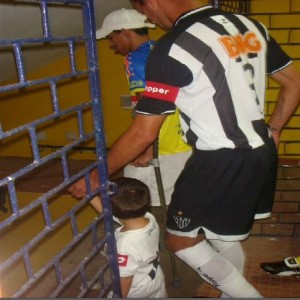 376723 2302111715782 1338889241 32388926 1755641928 n 300x300 - Galo em Fam&iacute;lia - Yeah Yeah