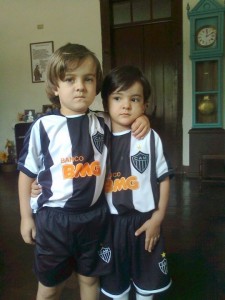 385463 324326660917593 100000207850278 1519776 1385321031 n 225x300 - Galo em Fam&iacute;lia - Yeah Yeah