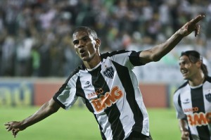 leo gol bruno cantini 300x199 - Xeque-mate na Arena