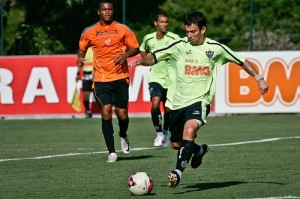 l donizetti bruno cantini 300x199 - Atl&eacute;tico vence o Villa Nova em jogo treino