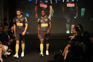 34324 300x199 - Galo lança coleção de uniformes 2012