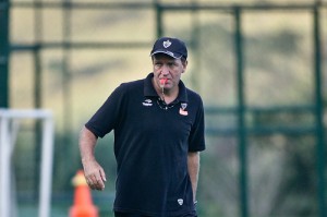cuca apitando bruno cantini 300x199 - Resultado da enquete - Cuca