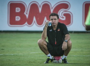 Cuca relaciona 20 atletas para a final cuca na bola bruno cantini 300x222 - Cuca relaciona 20 atletas para a final