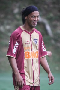 7337639768 1e8e9ee2ce z 200x300 - Ronaldinho Gaúcho treina pela primeira vez com a camisa do Galo