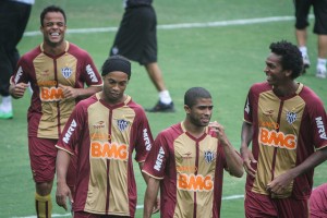 7337678196 e707fff78a z 300x200 - Ronaldinho Gaúcho treina pela primeira vez com a camisa do Galo