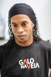 Ronaldinho, em qualquer território 7339079418 75edcc7e49 199x300 - Ronaldinho, em qualquer território