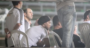 r49 assistindo galo e bahia bruno cantini 300x161 - Di&aacute;rio do Torcedor - Ronaldinho, Galo e o t&iacute;tulo