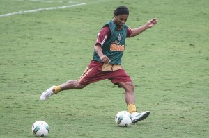 ronaldo falta bruno cantini 300x199 - Futebol de Terno - A liminar de Ronaldinho