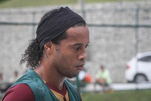 ronaldo fim do primeiro treino bruno cantini 300x200 - Futebol de Terno - A liminar de Ronaldinho
