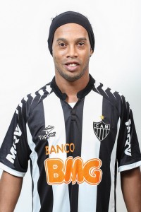 ronaldo oficial 2 bruno cantini 200x300 - Futebol de Terno - A liminar de Ronaldinho